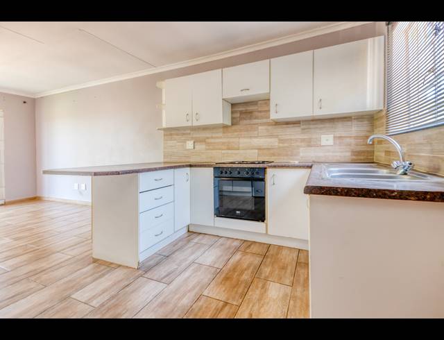2 BEDROOM TOWNHOUSE RENTED IN HONEYDEW MANOR